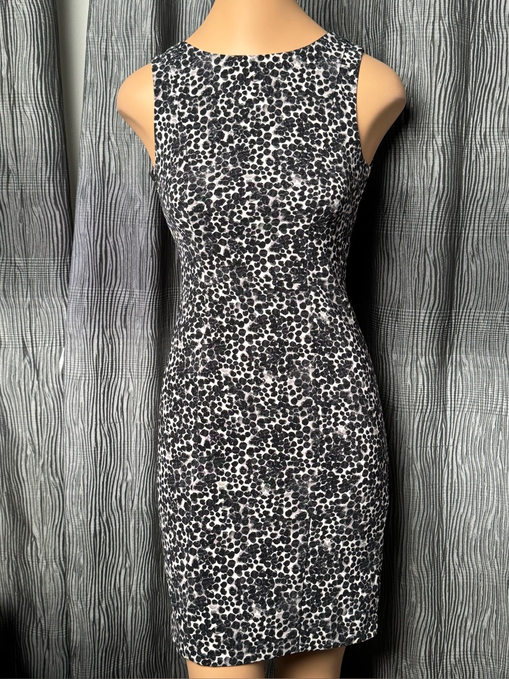 H&M Sleeveless Black and White Patterned Sheath Dress Size 2